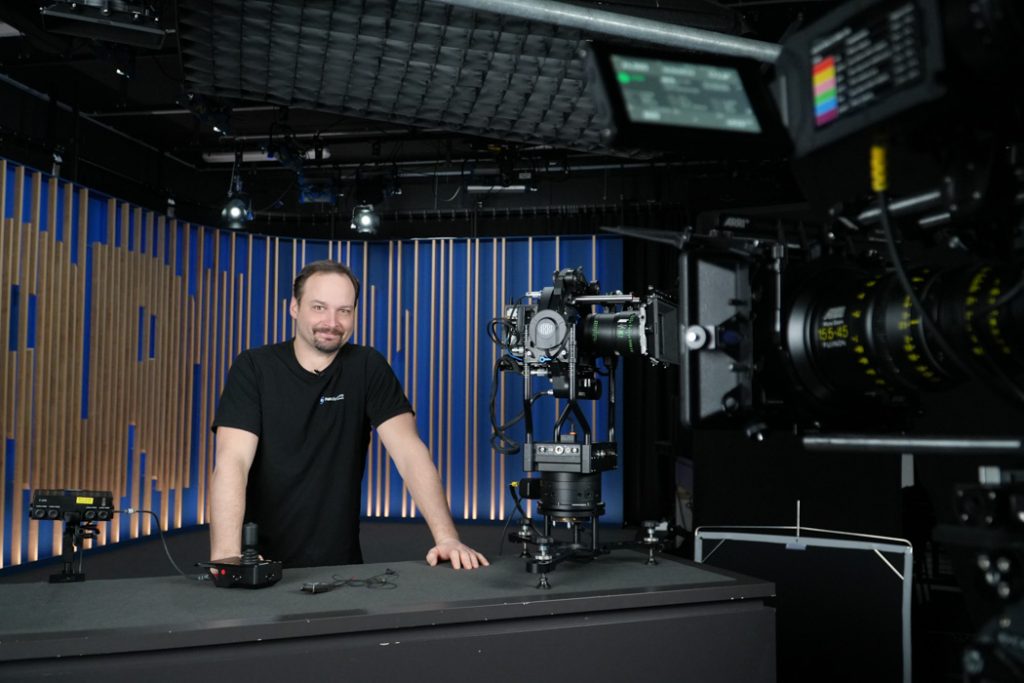 Alex Voigt standing next to the ARRI Trinity 2 with a Pan Axis Module