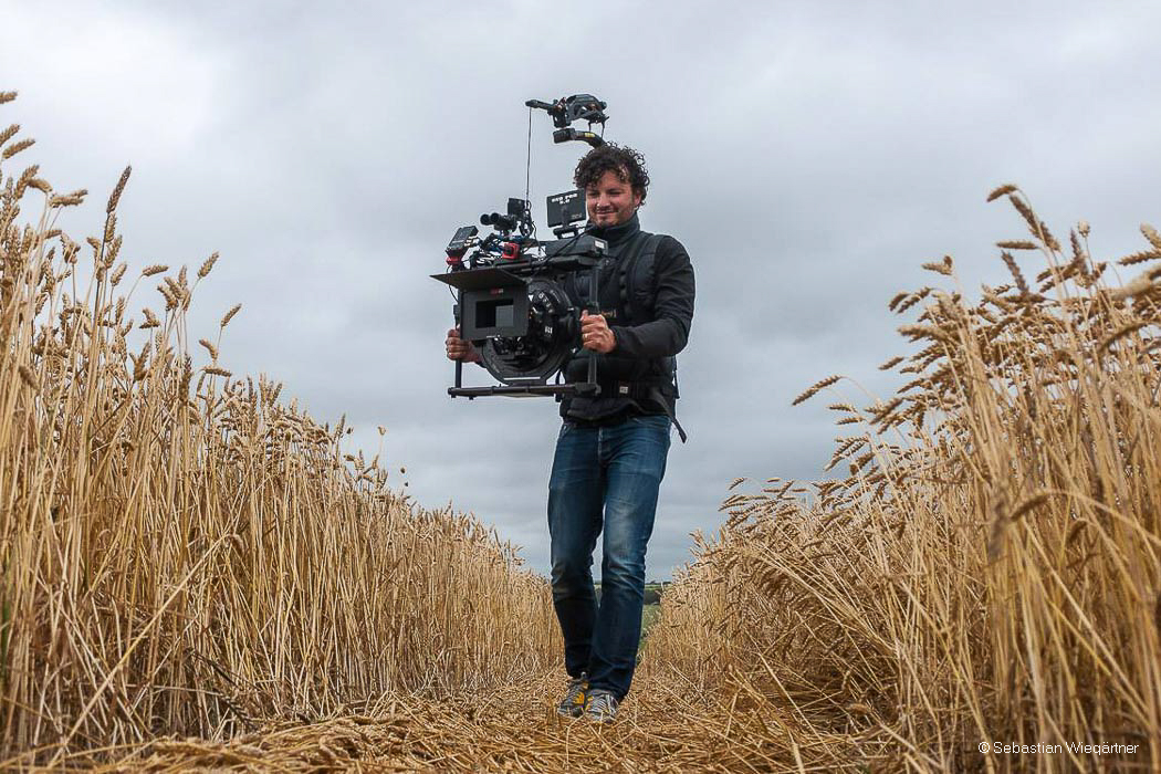 FoMaSystems-handheld-Gimbal-Maxima-carried-through-a-field