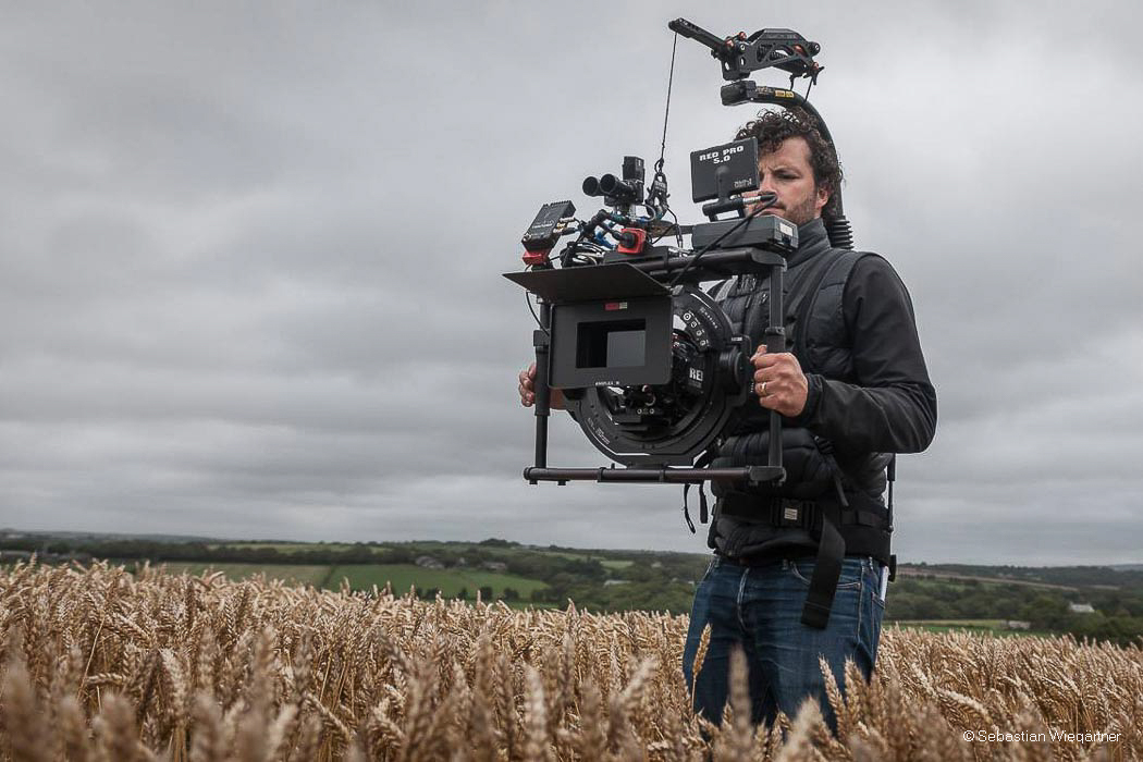 FoMas-handheld-Gimbal-Maxima-in-a-field
